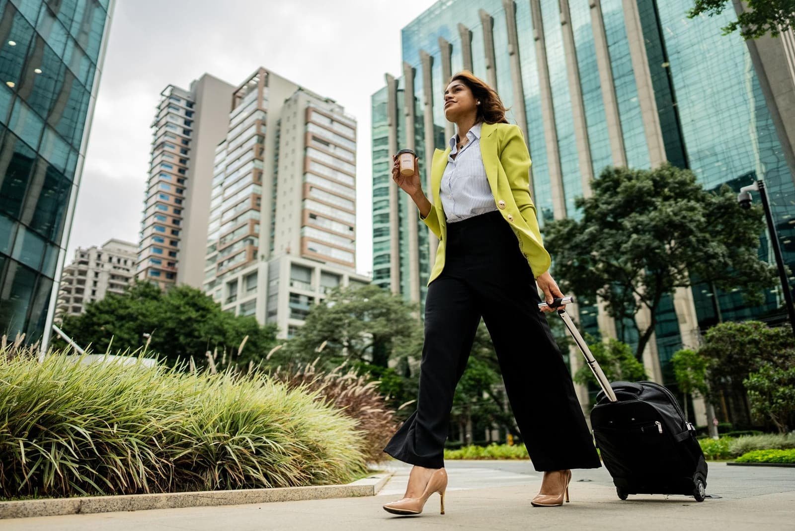 Businesswoman walking in São Paulo